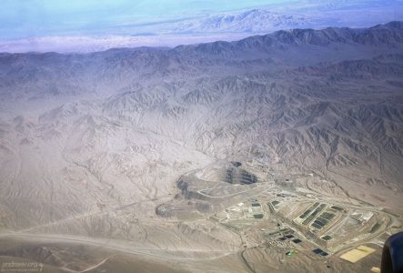 Одна из шахт по добычи меди в северной части Чили. Вид из иллюминатора самолета.