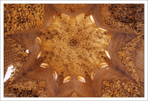 Купол зала Абенсеррахов в частных покоях эмира.