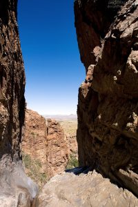 Окно в конце тропы Window Trail. За ним - 60-метровый обрыв.