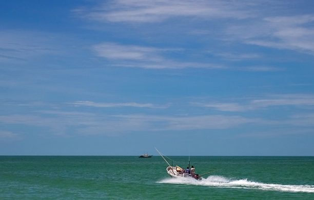 Рыбацкая лодка пиратского вида.