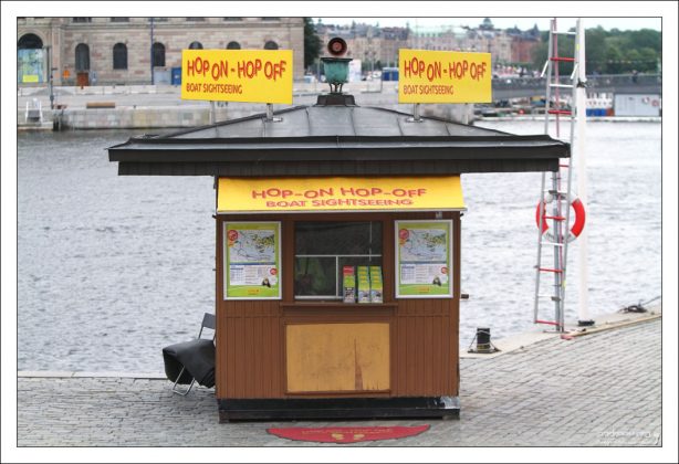 Будка по продаже лодочных экскурсий.