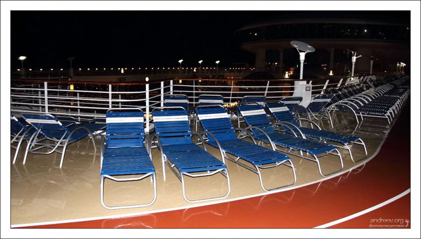 Палуба с беговой дорожкой.