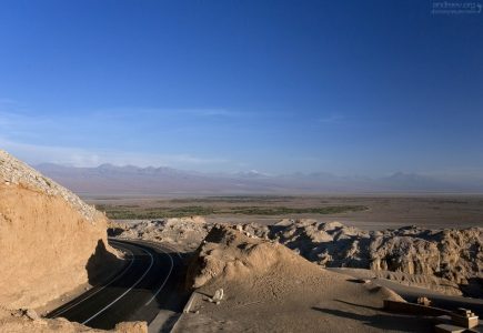 Изгиб шоссе перед въездом в Сан-Педро-де-Атакама.