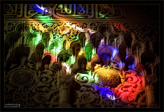 Солнечный луч, падающий на стену через витраж.