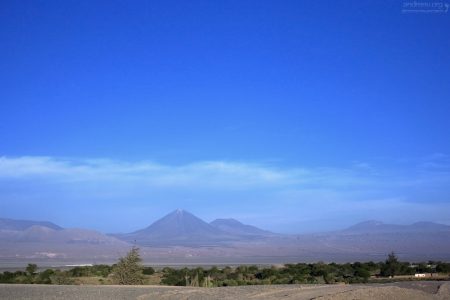 Вулкан Ликанкабур (5916 метров) на границе с Боливией.