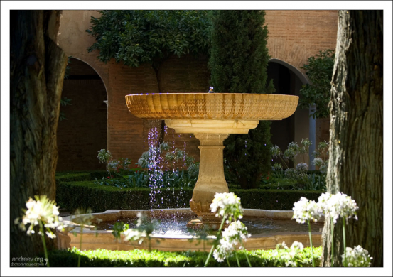 Старинный фонтан в саду Альгамбры.