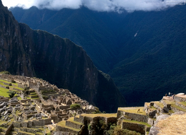 Туман поднялся из города к вершинам гор.