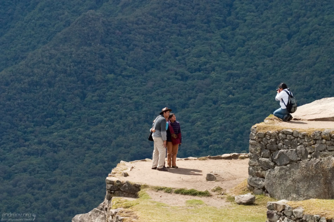 Туристы фотографируются на память на краю террас.