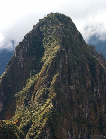 Уайна-Пикчу (кечуа Wayna Pikchu — «Молодая гора»). Высота 2701 метр.