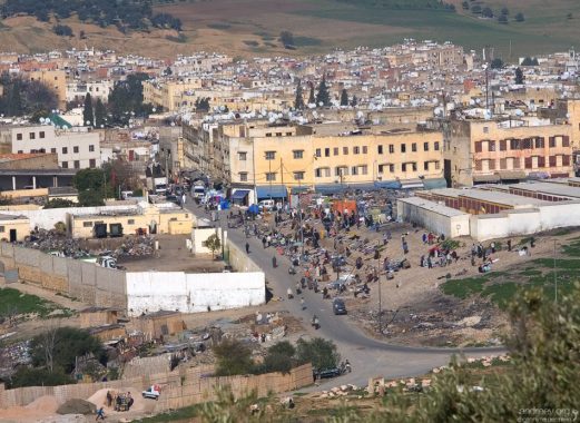 Спонтанный рынок за пределами медины.