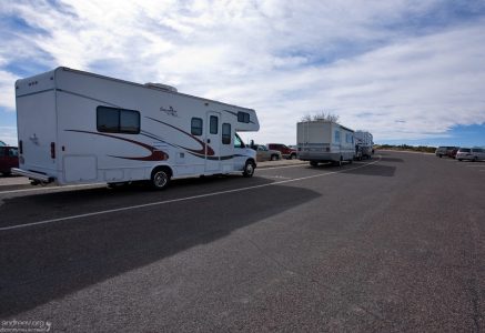 RV на стоянке возле входа в национальный парк Carlsbad Caverns NP.