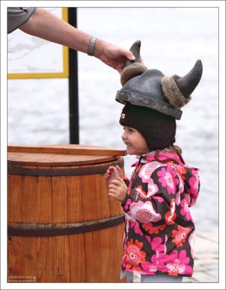 Саша примеряет шлем викингов.