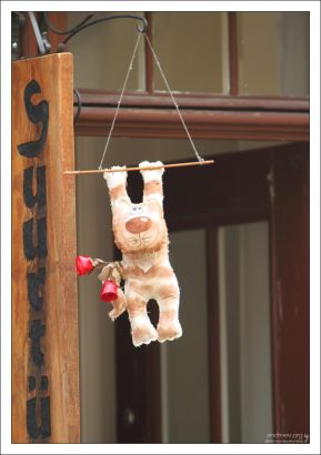 На входе в сувенирный магазин.