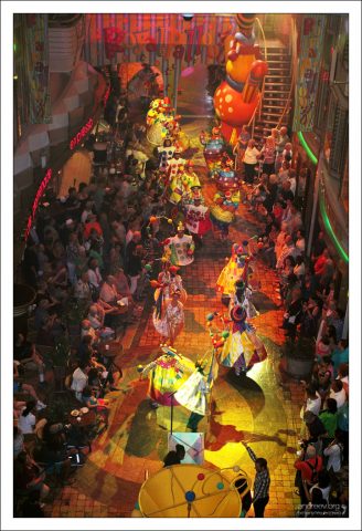 Красочный парад на Променаде в заключительный вечер.