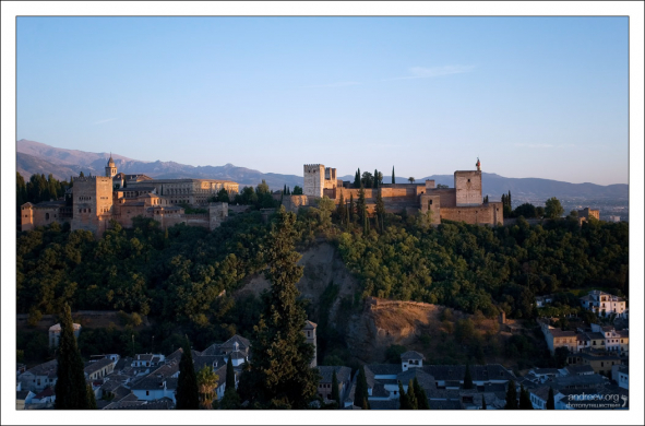 150-метровый лесистый холм Сабика, на котором раскинулась Альгамбра.