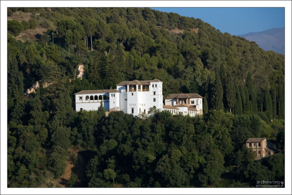 Чья-то вилла с видом на Альгамбру.