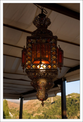 Богато украшенный фонарь.