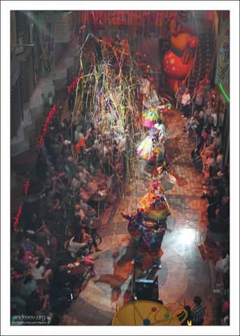 Салют из конфетти.