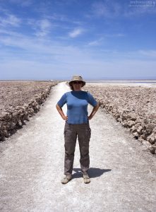 Катя на пути к лагуне Chaxa.