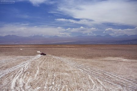 Nissan Terrano на пересечении трех дорог. Salar de Atacama.