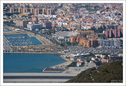 Часть взлётно-посадочной полосы, и испанская La Linea за границей.