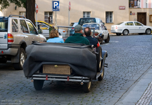 На старых колесах по брусчатке.