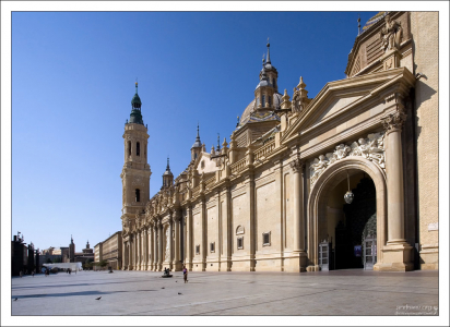 Базилика-де-Нуэстра-Сеньора-дель-Пилар - один из самых больших храмов Испании. Сарагоса, Испания.