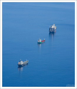 Ежедневно к причалам полуострова швартуется около трехсот судов со всех концов света.