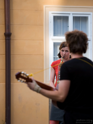 Молодые уличные музыканты.