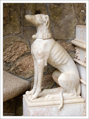 Гончая - символ вестника, который объявляет о пришествии Святого Духа и спасении христианства. Парк Кинта да Регалейра.