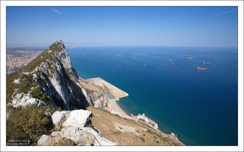 Прямо - Испания, справа - Африка.