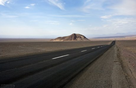 Главное шоссе через пустыню.