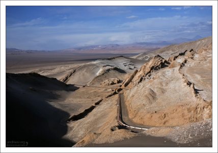 Шоссе на Сан-Педро-де-Атакама с высоты одной из дюн в Долине Луны.