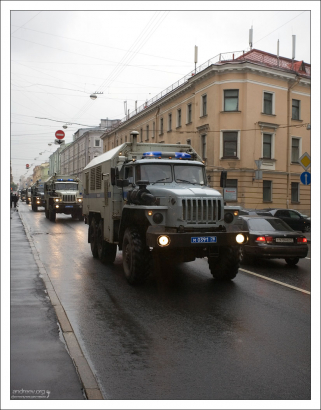 ОМОН едет на футбольный матч.