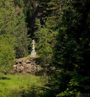 Поклонный крест на берегу Малой Никоновской бухты.
