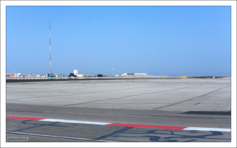 Дорога проходит по взлётно-посадочной полосе.