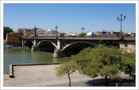 Набережная Христофора Колумба и мост Изабеллы II через приток Гвадалквивира.