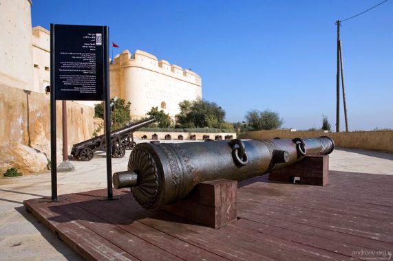 Старинная бронзовая марокканская пушка (16-й век), по прозвищу "Sidi Mimoun". Крепость Borj Nord. Фес.