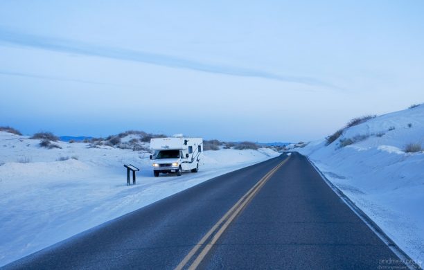 Одна из стоянок вдоль главной дороги через парк.