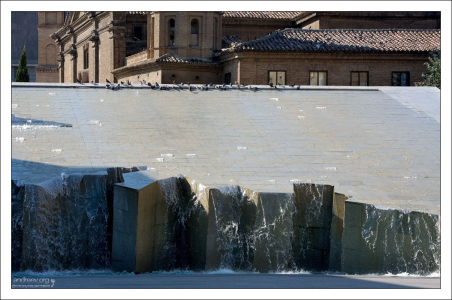 Фонтан - карта Латинской Америки на площади Пилар (Plaza de Pilar). Сарагоса, Испания.