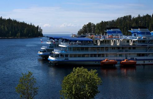 Вид на теплоходы и бухту с берега.