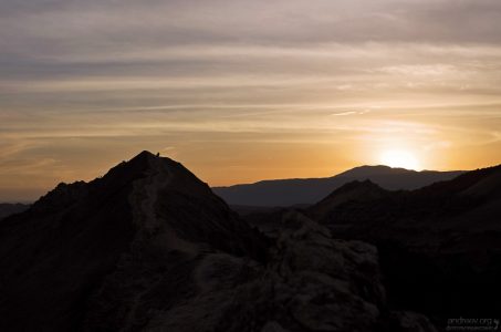 Последние солнечные лучи над Долиной Луны.