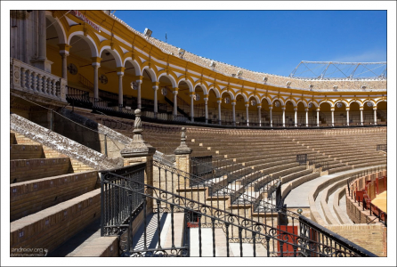 Ступеньки-места для просмотра корриды на арене Plaza de Toros de la Maestranza.