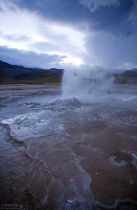 Просыпающиеся гейзеры на гейзеровом поле El Tatio.
