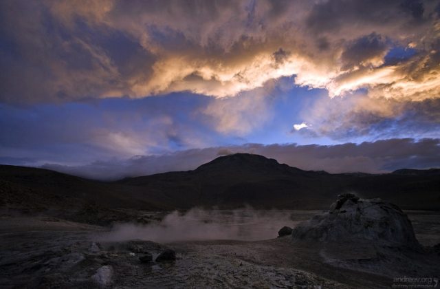 Золотые краски рассвета. Гейзеровое поле El Tatio.