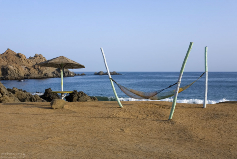 Гамаки на берегу тихого залива около гостиницы "Hotel Puerto Inca".