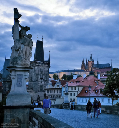 Сумерки спускаются на город.