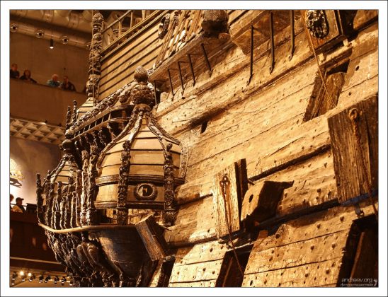 Корпус корабля Васа богато украшен позолоченными и раскрашенными резными скульптурами.