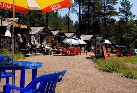 Лавки по окучиванию теплоходных туристов.