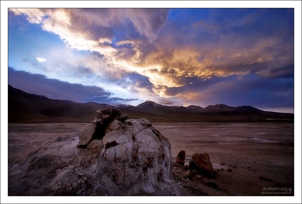 "Рассвет на Эль-Татио". Высокогорное гейзеровое поле Эль-Татио (El Tatio) расположено на высоте 4200 метров, на границе Боливии-Чили в Южной Америке. Температура кипения воды там - 83 градуса по Цельсию. Чтобы поспеть к рассвету, пришлось вставать в пол-четвертого утра, трястись по пыльной колейке два часа, и мерзнуть, мерзнуть, мерзнуть. Даже сейчас, когда смотрю на эту фотографию, меня аж передергивает от холода. Время: 5 часов 45 минут утра.